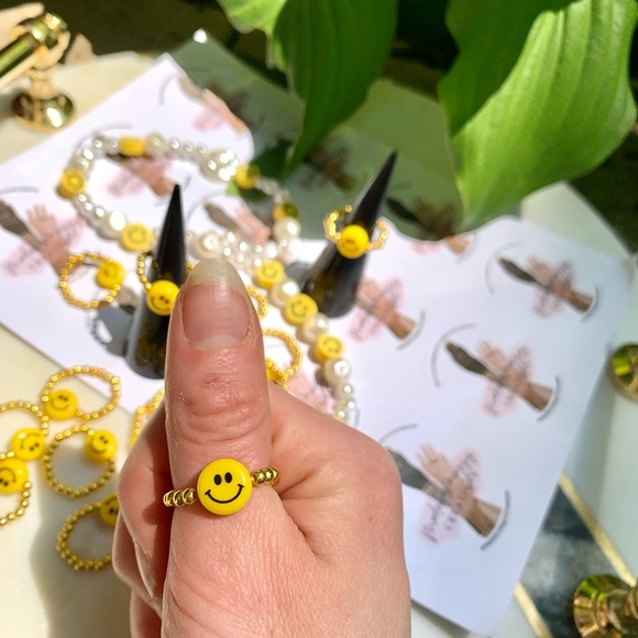 Beaded smiley face ring - Picture 3 of 6